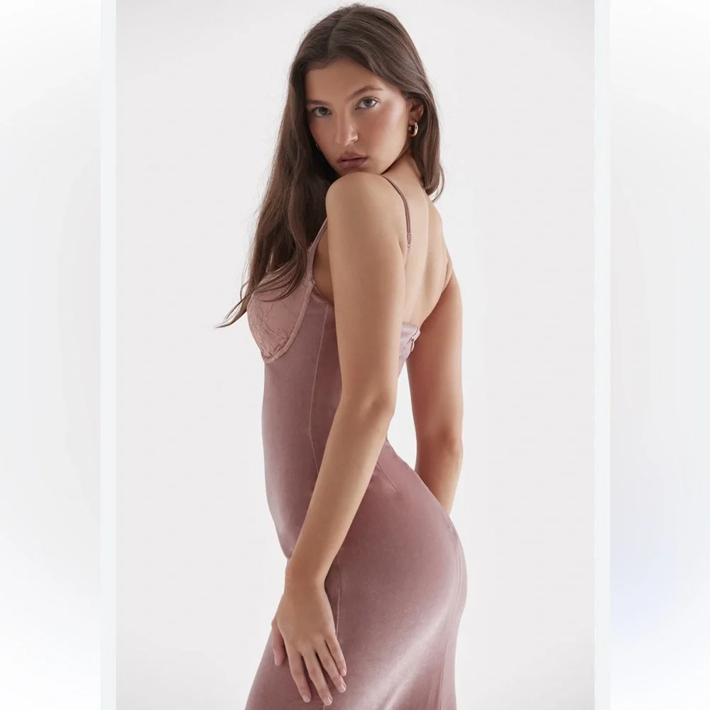 House of CB Azaela soft pink velvet midi dress - Picture 9 of 16
